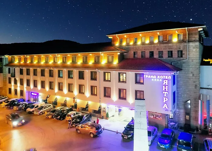 ヤントラ グランド ホテル